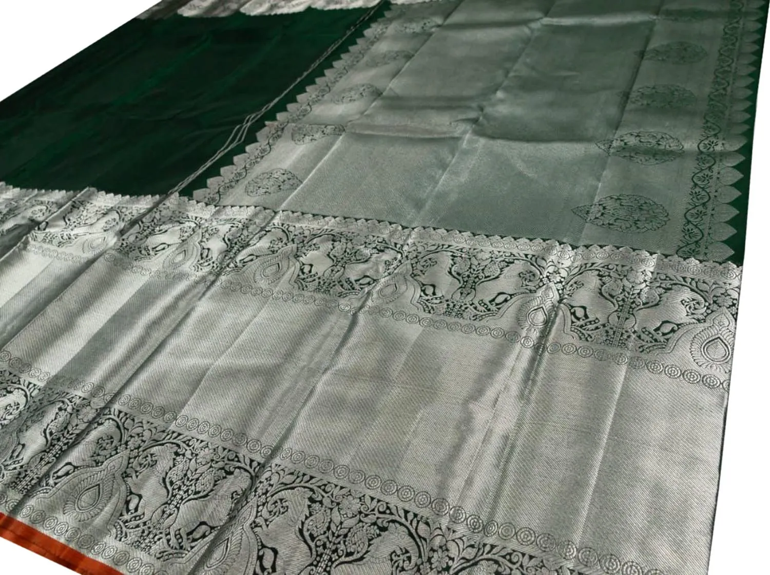 Exquisite Green Pure Kanjiwaram Pure Silk Woven Saree: Timeless Elegance